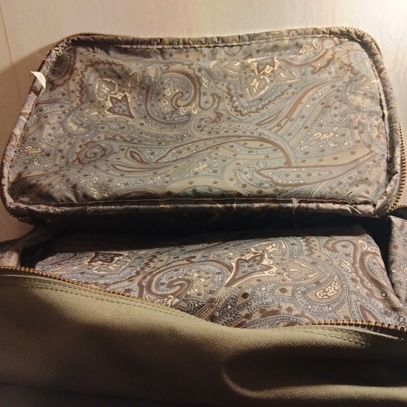 BB MEN GREEN CANVAS TRAVEL BAG $22. - Picture 9 of 13